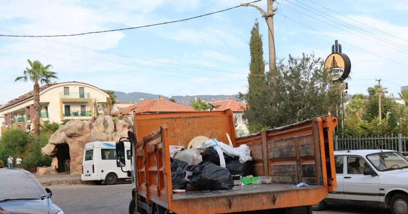 Yalnız yaşayan kadının evinden bir kamyon çöp çıkarıldı
