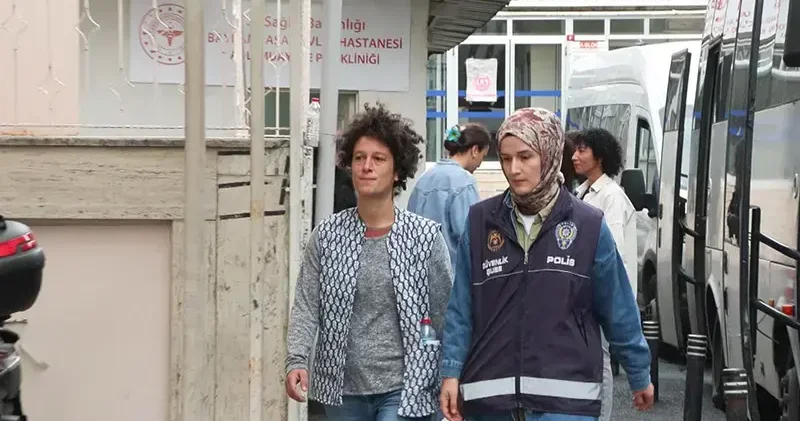 Ailem Güvende operasyonun ardından adliye önündeki eylemde gözaltına alınan 22 kişi sağlık kontrolüne getirildi