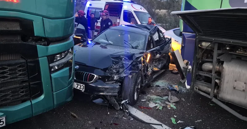 İzmir otoyolunda zincirleme kaza! 5 otomobil, otobüs, tır...
