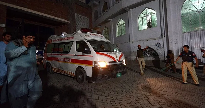 Pakistan da korkunç kaza: Kamyon şarampole yuvarlandı, aynı aileden 15 kişi öldü