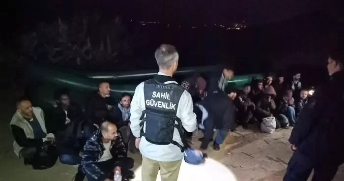 İzmir açıklarında 33 düzensiz göçmen kurtarıldı, 50 göçmen yakalandı
