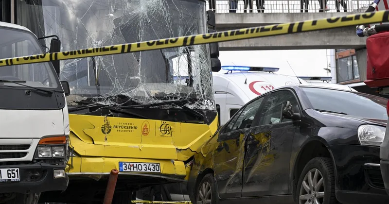 İstanbul da İETT otobüsü durağa girdi: Kaza anı kamerada