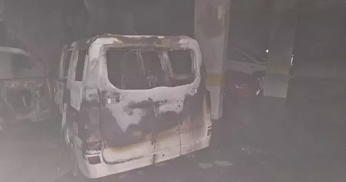 Otoparktaki araç alev aldı, bina tahliye edildi