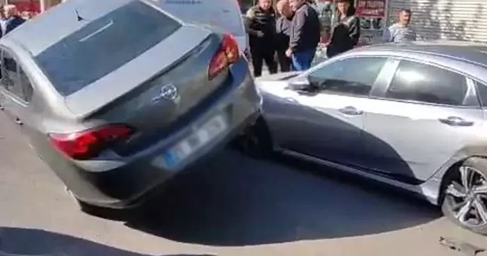 Diyarbakır da ilginç kaza: Park halindeki 2 araca çarpıp asılı kaldı