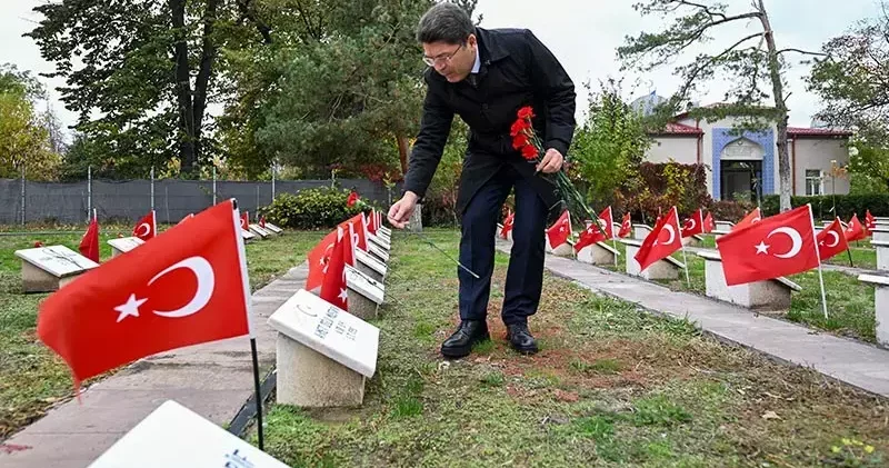 Bakan Tunç, Bükreş Türk Şehitliği’ni ziyaret etti