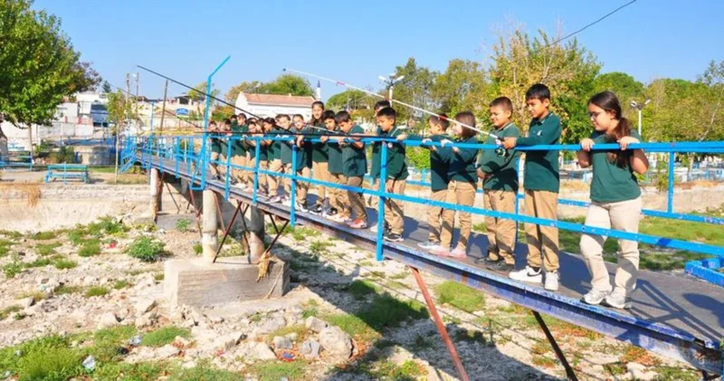 Gediz kurudu: Öğrenciler susuzluğa böyle dikkat çekti Son dakika haberleri