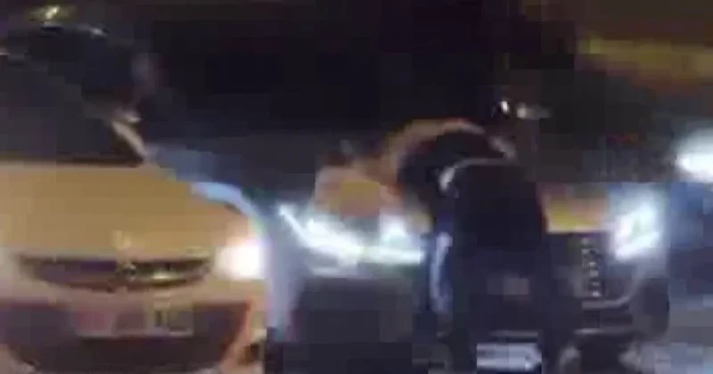 Diyarbakır da bir kadının şoke eden hareketleri kameraya yansıdı: Araçların önüne atladı, tekmeler savurdu yetmedi refüje uzandı!
