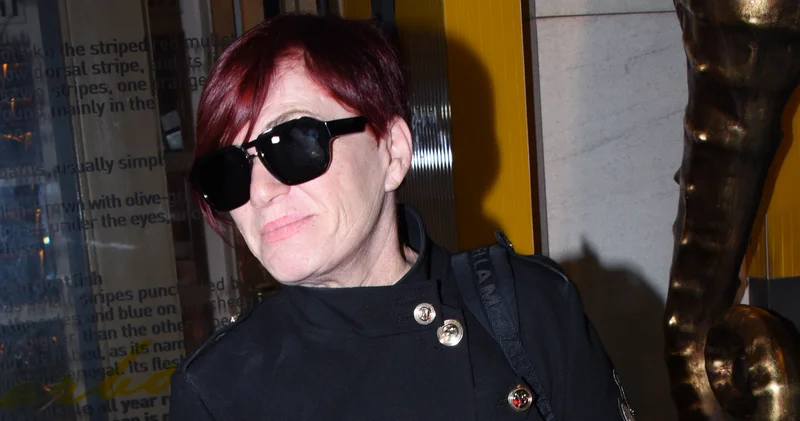 Emel Müftüoğlu, 64 üncü yaşını arkadaşlarıyla kutladı