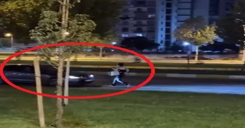 Alkollü saldırgan yoldan geçen araçların üzerine atladı, şoförleri tekmeledi!