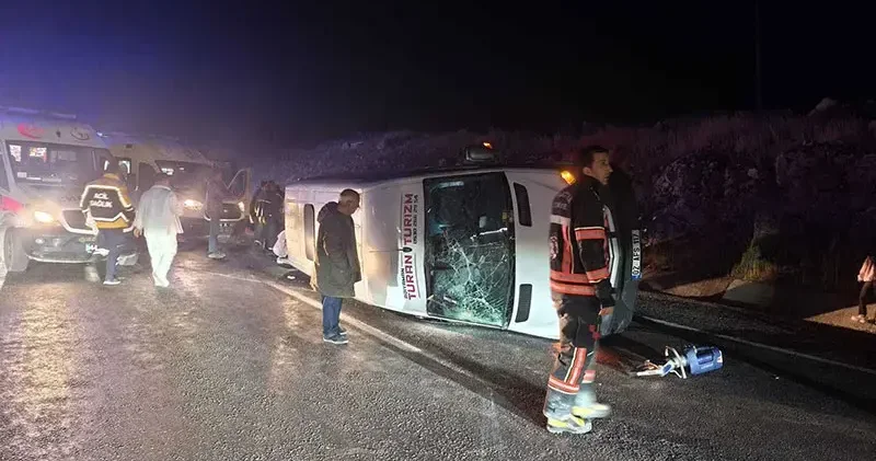 Malatya da minibüs ile hafif ticari araç çarpıştı: 13 ü öğrenci, 14 yaralı
