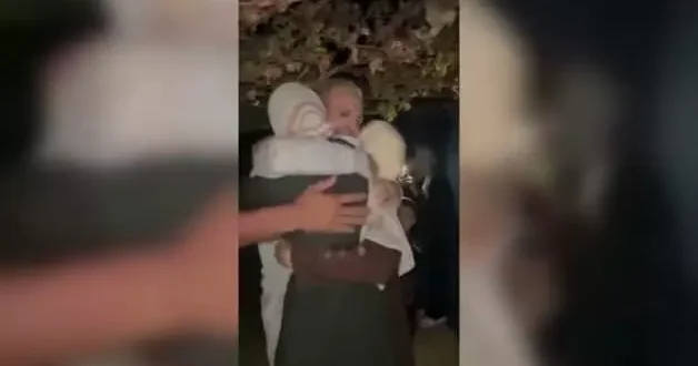 İsrail öldürdü sanılıyordu! Filistinli esir evine döndü, ailesi gözyaşlarına boğuldu