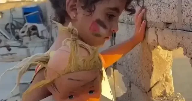 Gazze de enkazlarına arasında yaşayan çocuklar görüntülendi VİDEO İZLE