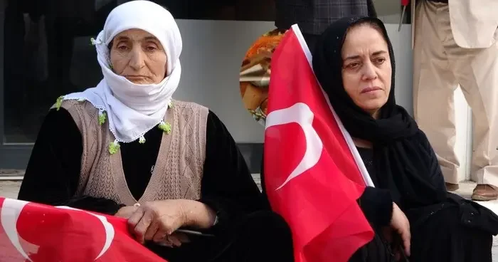 Vanlı annelerin evlat nöbeti 110 uncu haftasında: Bu bayrağın altında doğdunuz, yine bu bayrağın altında ölün