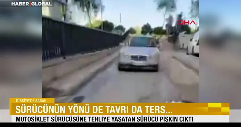 Sürücünün yönü de tavrı da ters: Motosiklet sürücüsüne tehlike yaşatan sürücü pişkin çıktı