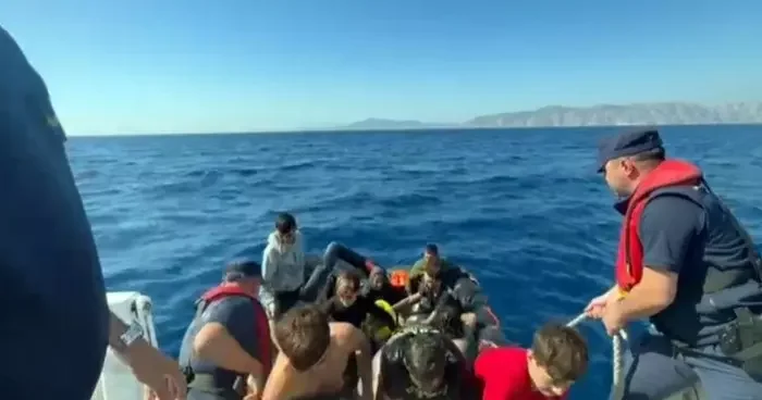Yunanistan’ın geri ittiği 5’i çocuk 22 düzensiz göçmen kurtarıldı