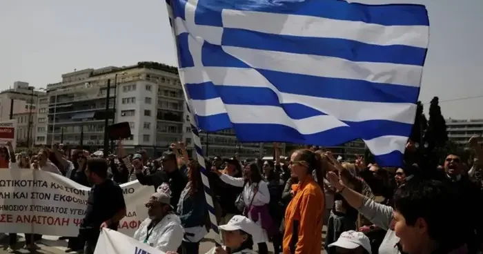 Protesto ve grevlere rağmen onaylandı, Yunanistan da mesai 13 saate yükseldi