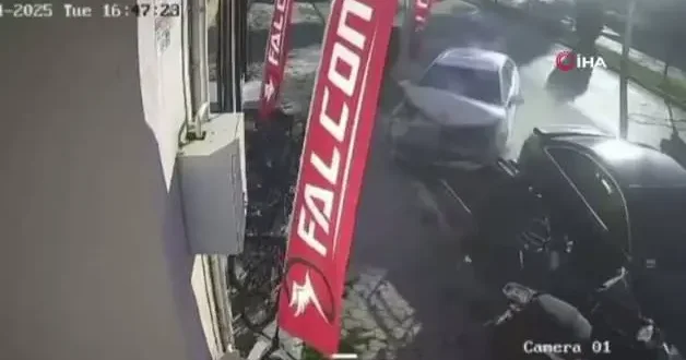 Osmaniye de kontrolden çıkan otomobiller park halindeki motorlara çarptı