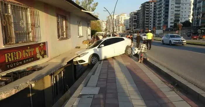 Otomobilin çarptığı araç savrularak evin balkonuna girdi: 2 si çocuk 3 yaralı