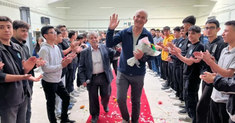 Öğrencileri emekli olan öğretmenlerini kırmızı halıyla uğurladı Sözcü Gazetesi