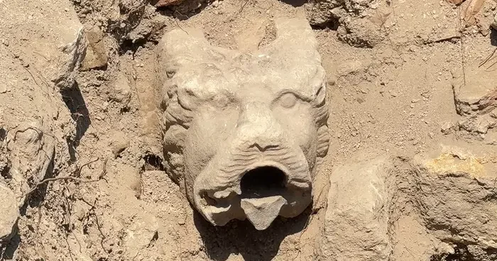 Dünyanın en önemli keşiflerinden biri: Bathonea Antik Limanı! Genç Antik Çağ dönemine ait, zeytinyağı ve şarap işliği ortaya çıktı: Aslan başlı taş bulundu...