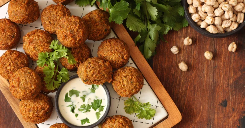 Evde pratik ve sağlıklı bir alternatif arayanlara: Kolaylıkla yapabileceğiniz ev yapımı falafel tarifi!