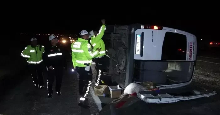 Hafif ticari araçla çarpışan tur midibüsü devrildi: 13 ü öğrenci 14 kişi yaralandı
