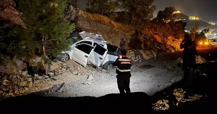 Kaza yapan pikapta sıkışan sürücü UMKE personelince kurtarıldı