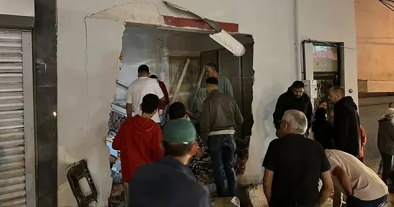 Kamyon 4 katlı apartmanın giriş katına çarptı: Daire sakinlerinin korku yaşadığı kaza kamerada