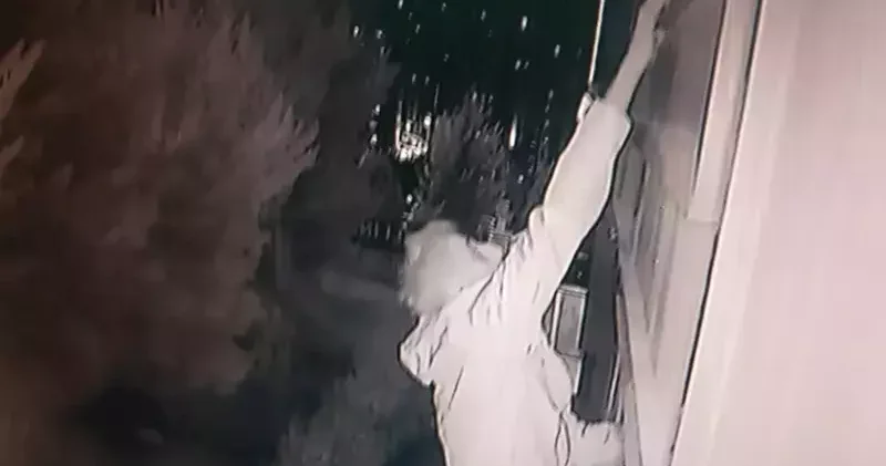 Kadıköy de binalara tırmanarak milyonlarca liralık hırsızlık yapan şüpheliler kamerada