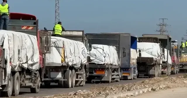 İnsani yardım yüklü tırlar Kerem Ebu Salim Sınır Kapısı üzerinden Gazze Şeridi ne giriş yaptı VİDEO İZLE