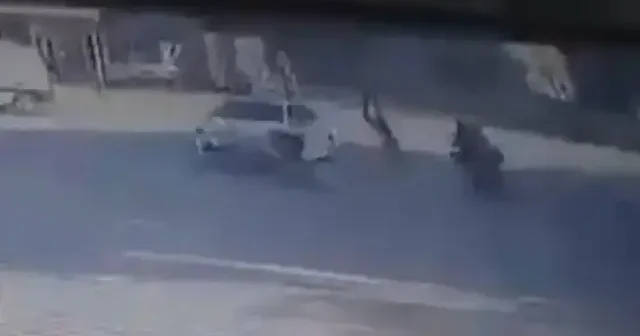Hatay da otomobille çarpışan motosikletli yayaların üzerine savruldu VİDEO İZLE