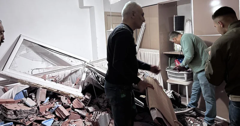 Tehlike yolu yine kaza getirdi: Freni boşalan kamyon evi yerle bir etti