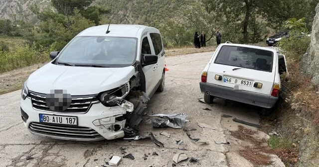 Osmaniye de hafif ticari araçla otomobil kafa kafaya çarpıştı: 3 yaralı Osmaniye Haber Habertürk Yerel Haberler