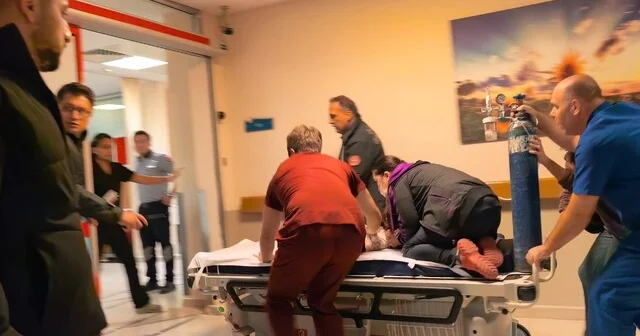 Bursa da nefes kesen anlar...Sedye üzerinde hayata döndürme çabası Çocuk doktorunun sedye üzerinde 1 yaşındaki bebeği hayata döndürme mücadelesi Bursa Haberleri Habertürk Yerel Haberler