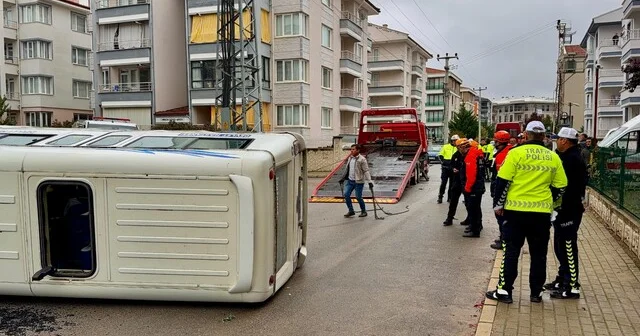 Minibüslerin çarpıştığı kazada 16 kişi yaralandı Afyonkarahisar Haberleri Habertürk Yerel Haberler