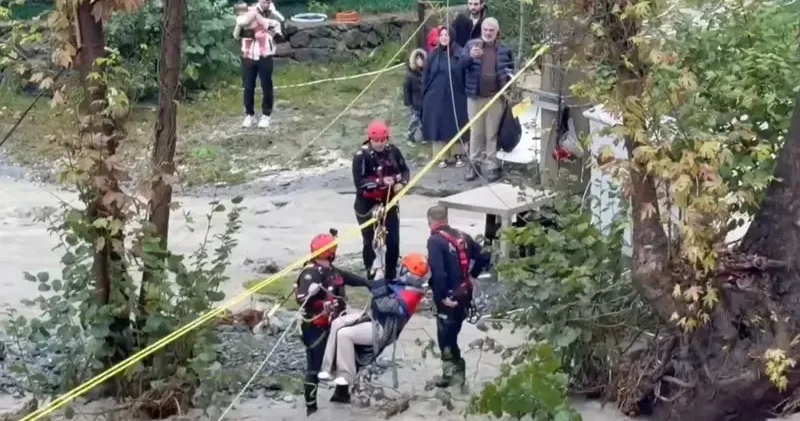 Sapanca’da mahsur kalan 2’si çocuk 8 kişiyi AFAD kurtardı