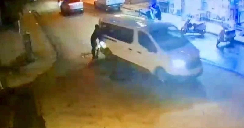 Bodrum da skuterli gence çarpmamak için manevra yapan sürücü tokat attı