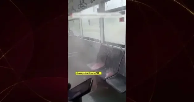 Metrobüste akılalmaz olay: Seyir halindeyken tavanından kaynar su yağdı!