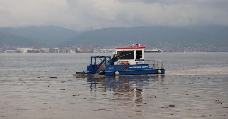 Sağanak sonrası İzmit Körfezi nden 10 kamyon atık çıkarıldı