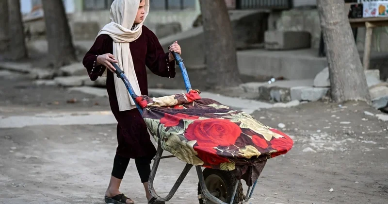 Afganistan da kız çocukları yoksulluğa kurban ediliyor