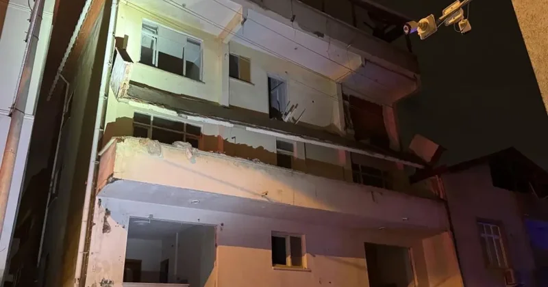 6 ay önce boşaltılan binanın balkonu çöktü: Bitişiğindeki bina tahliye edildi