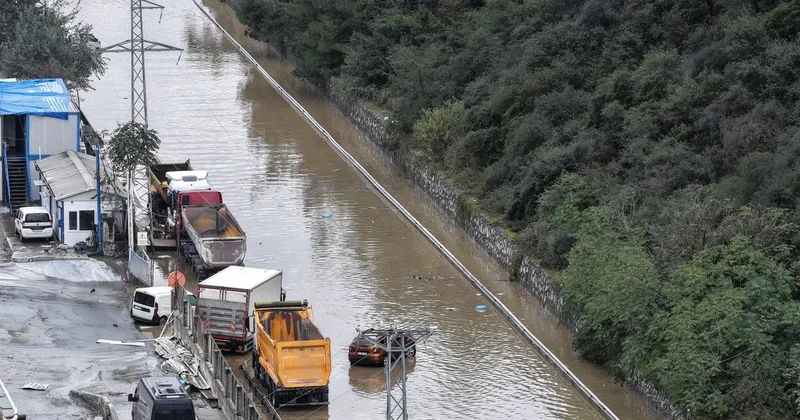 İstanbul un göbeğinde skandal görüntü: Sel felaketinin ardından ortaya çıktı! Binaların altından...