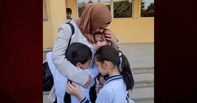 Azerbaycan dan acı görüntüler gelmeye devam ediyor! 21 yıllık öğretmen öğrencileriyle gözyaşlarıyla vedalaştı