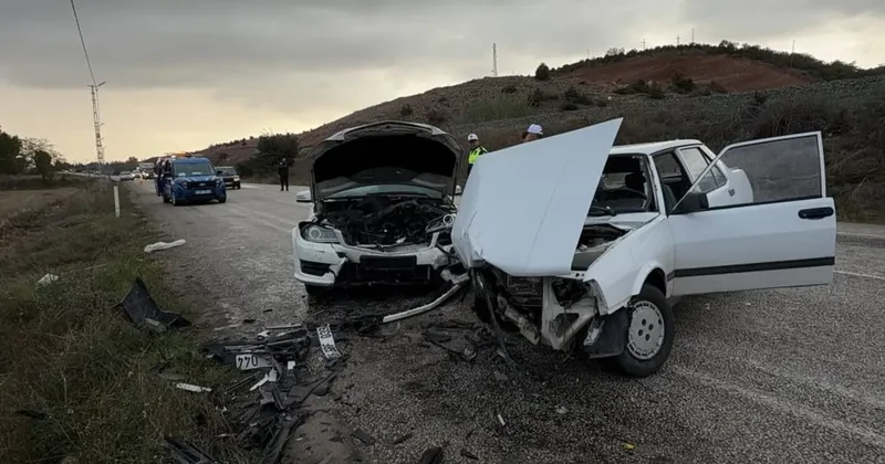 Tokat ta iki aracın kafa kafaya çarpıştığı kazada 5 kişi yaralandı