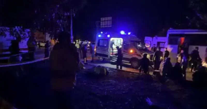 Tarım işçilerini taşıyan midibüs ile TIR çarpıştı: 17 yaralı