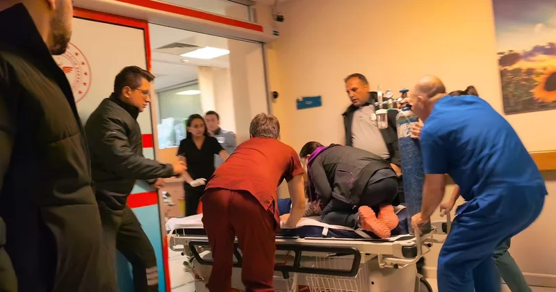 İnegöl de boğazına tavuk eti kaçan 1 yaşındaki Alper in kalbi durdu, doktorlar sedyede müdahaleyle kurtardı