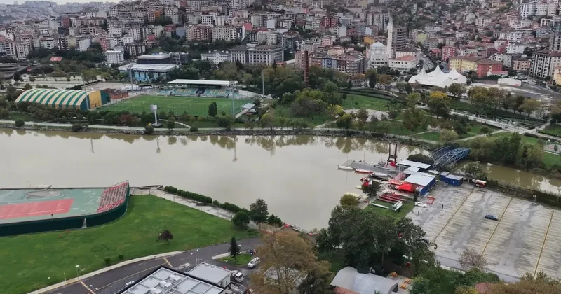 İstanbul da günlerdir sel çilesi sürüyor: Haliç in rengi çamura döndü!