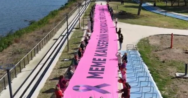 Edirne de 18 metrelik pembe afişle meme kanserine karşı farkındalık mesajı verildi Edirne Haber Habertürk Yerel Haberler