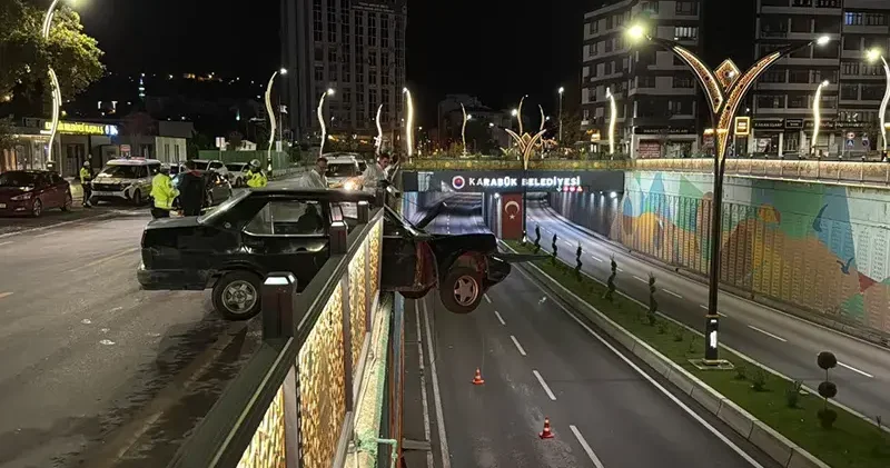 Köprü korkuluklarına çarpan otomobil askıda kaldı