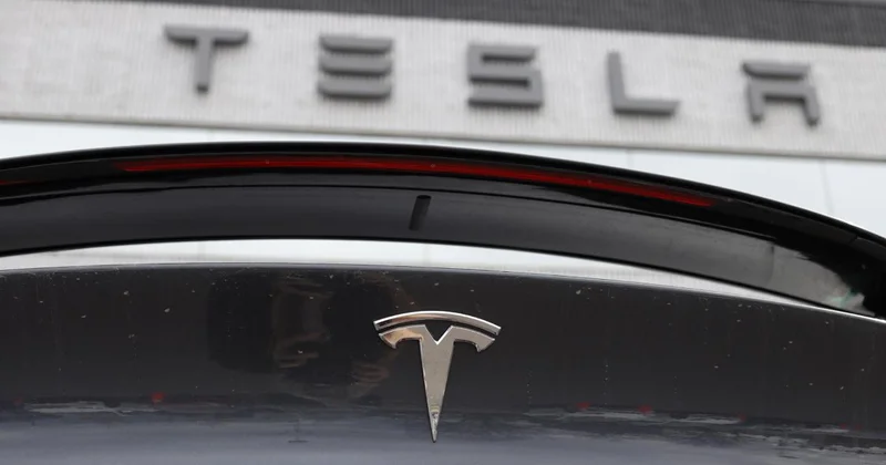 Tesla, uçan otomobil olduğunu iddia ettiği aracını tanıttı